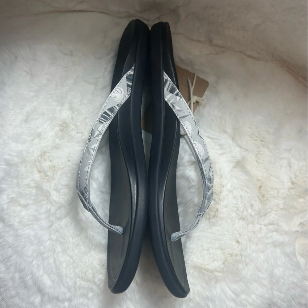 OluKai Ho’Opio Black & grey Sandals comfort island flip flops NWT Sz-9. RS - Picture 4 of 8